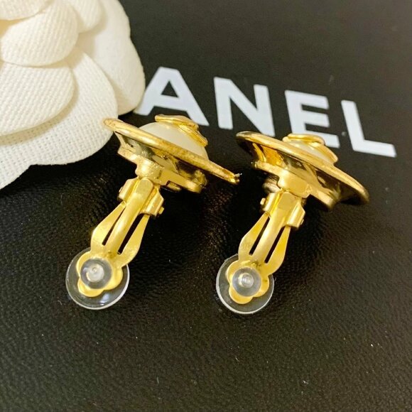 Authentic CHANEL Coco Mark Pearl Earrings w/Gold Logo & RoundChain bsj393-121225 - Picture 4 of 4
